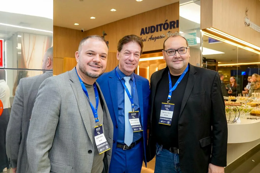 Equipe da Miltec com convidados no evento