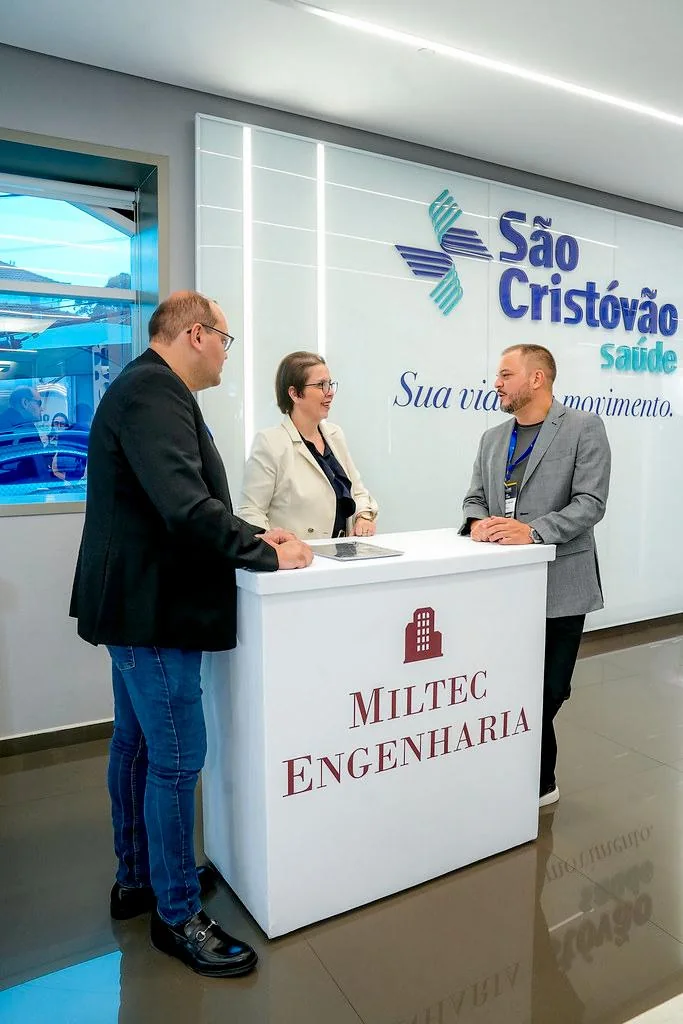 Conversa no estande da Miltec Engenharia