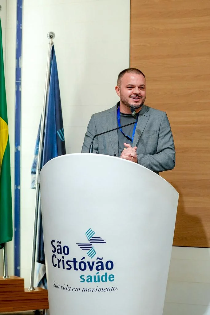 Representante da Miltec em apresentação no auditório do Hospital São Cristóvão