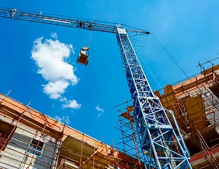Grua em canteiro de obras industrial